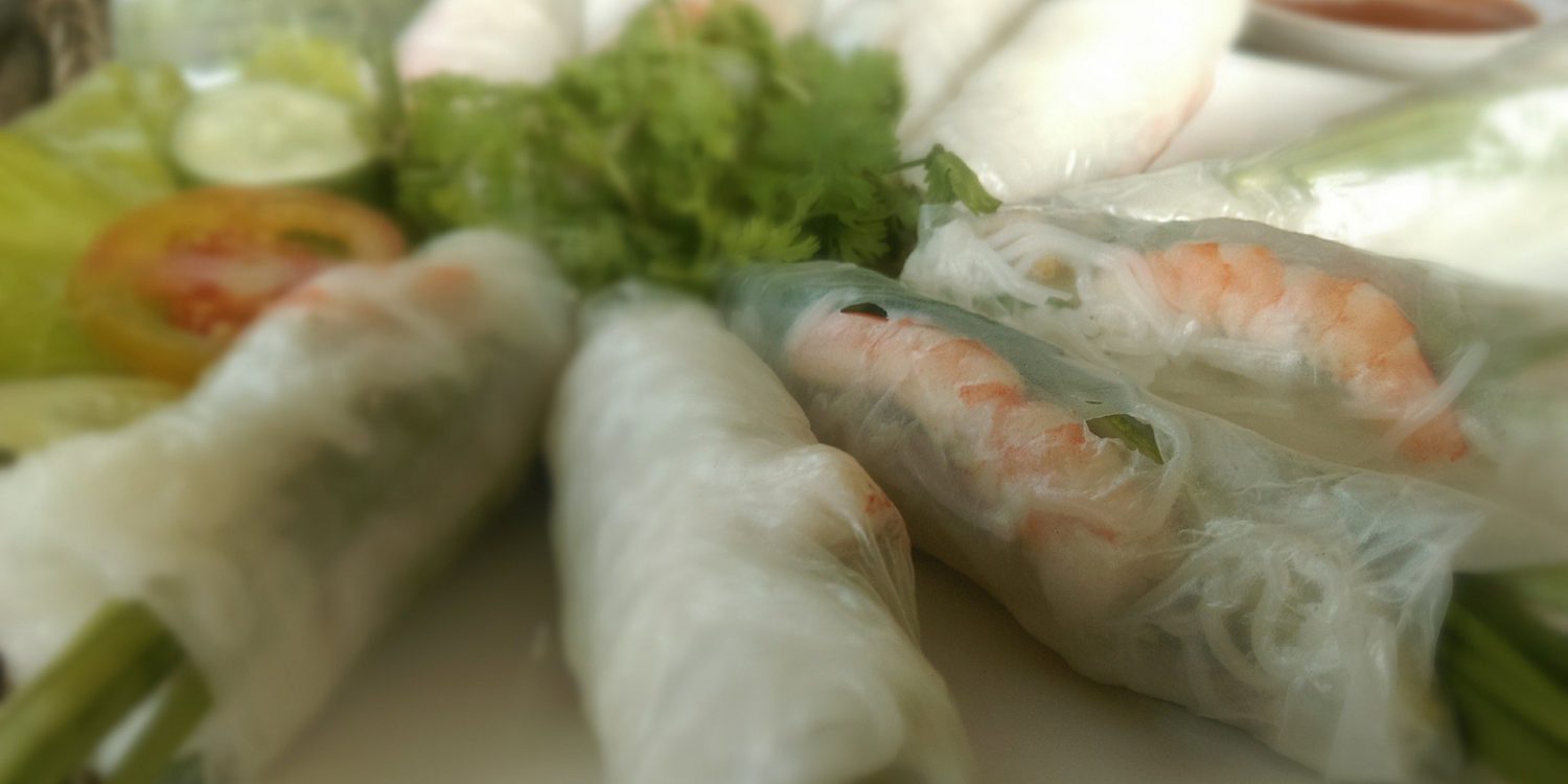 Spring rolls de surimi, aguacate y chícharos