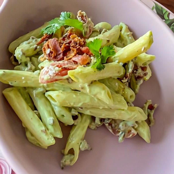 Pasta de penne con salsa de aguacate