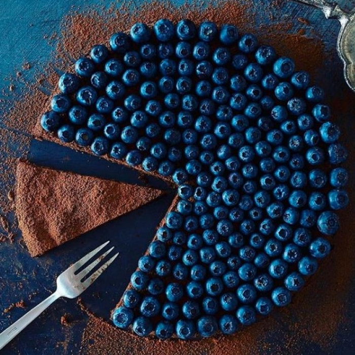 Pastel de chocolate con mora azul