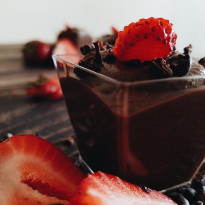 Mousse de chocolate con fresas congeladas y un ingrediente secreto
