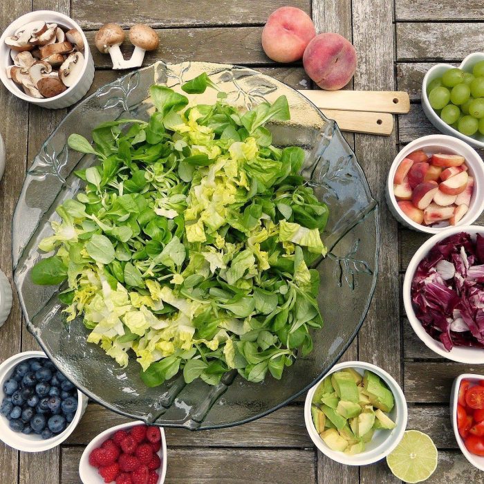 Ensalada de berries, brócoli y aguacate