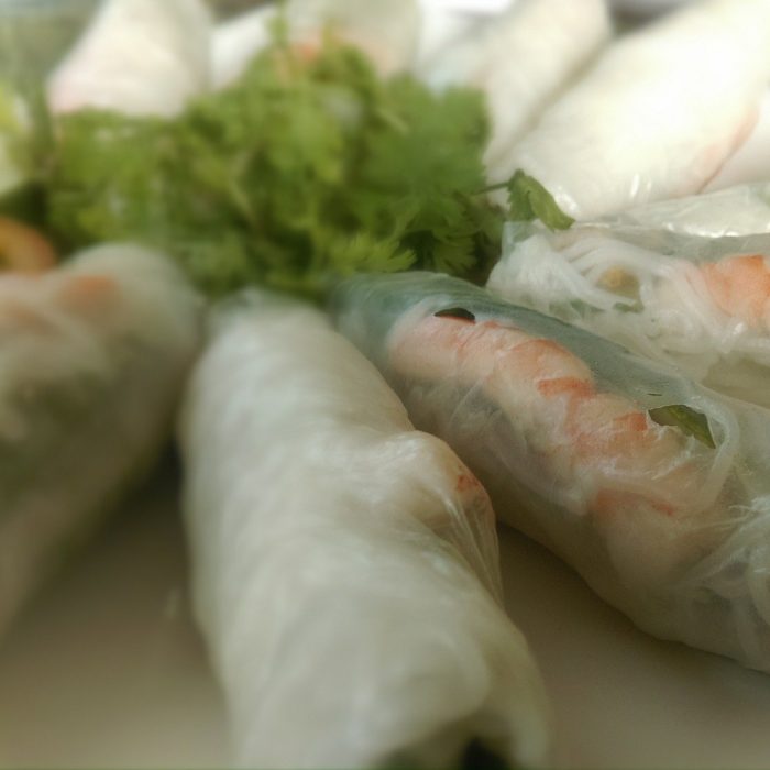 Spring rolls de surimi, aguacate y chícharos